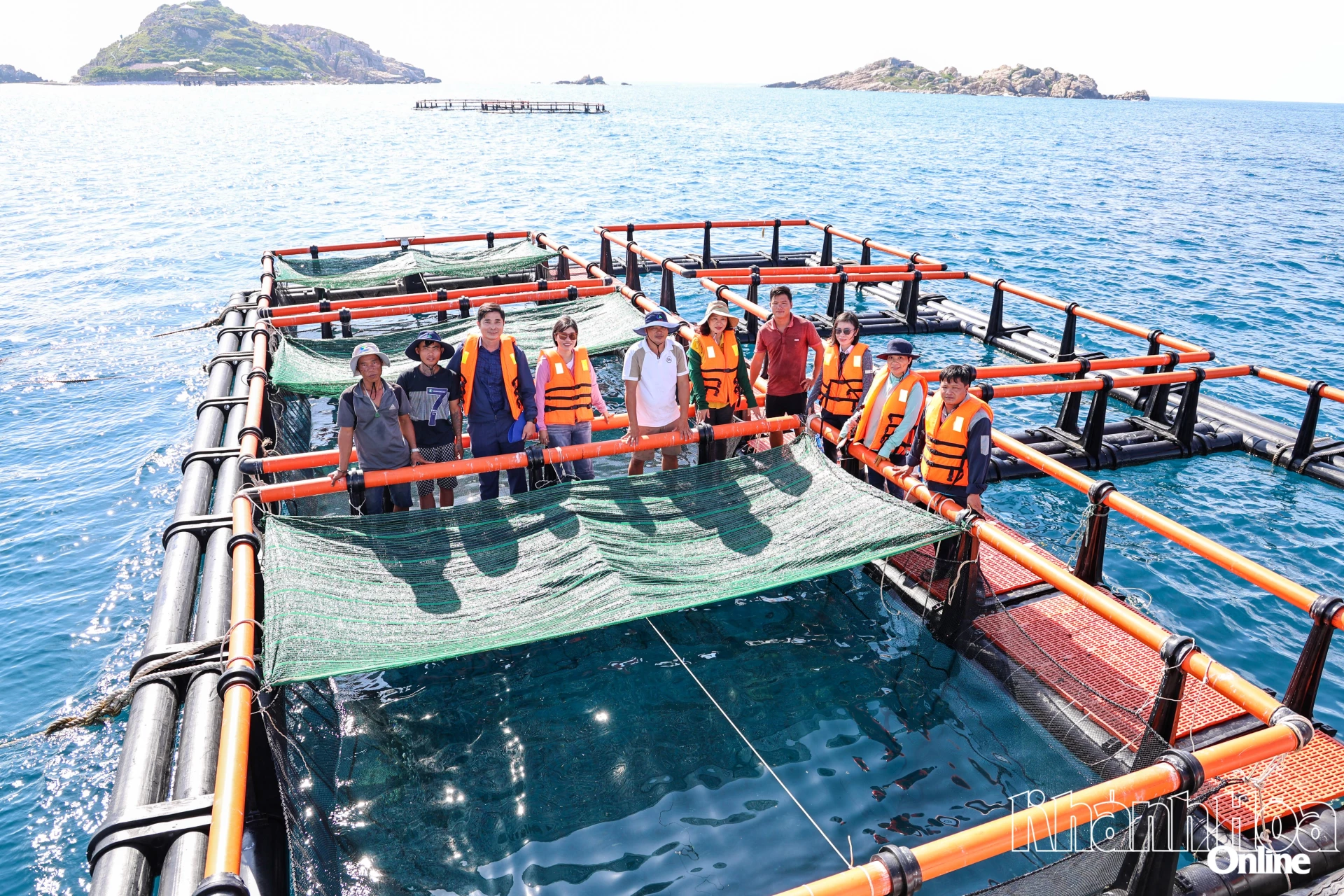 Các hộ
tham gia đề án
phát triển
nuôi biển
công nghệ cao
ở khu vực
Hòn Nội.