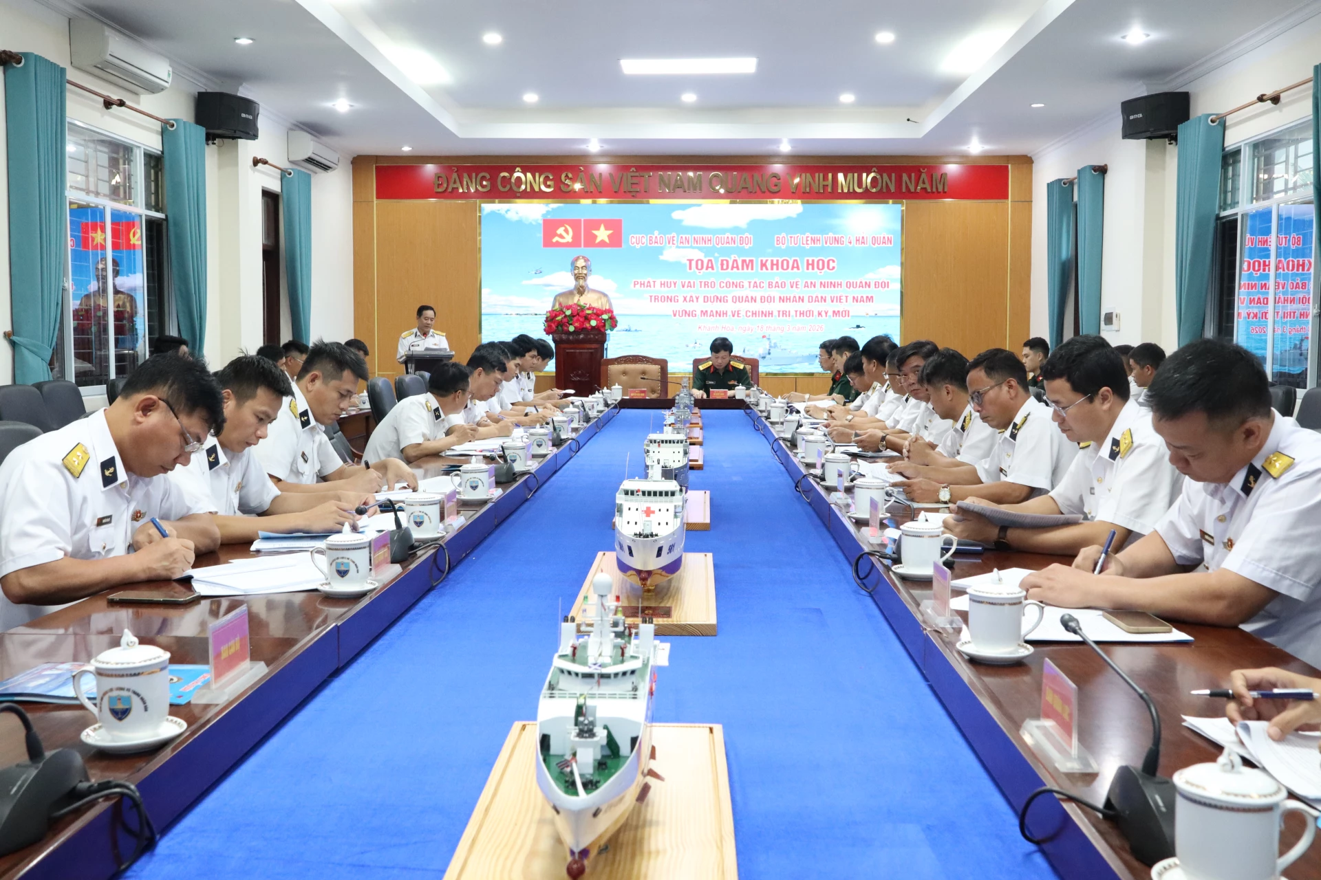 Quang cảnh buổi tọa đàm.