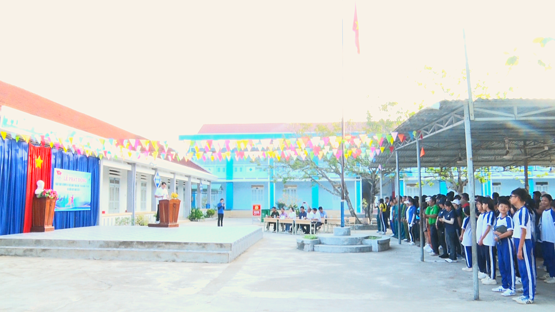 Quanh cảnh phát động Ngày chạy Olympic.