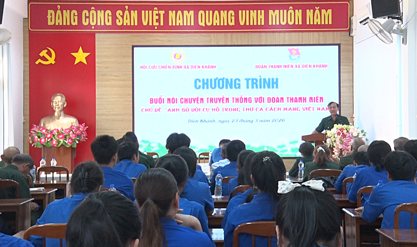 Quang cảnh buổi nói chuyện truyền thống.
