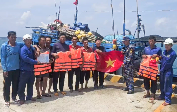 Trung tâm Dịch vụ Hậu cần - Kỹ thuật đảo Trường Sa hỗ trợ sửa chữa tàu cá của ngư dân tỉnh Đắk Lắk