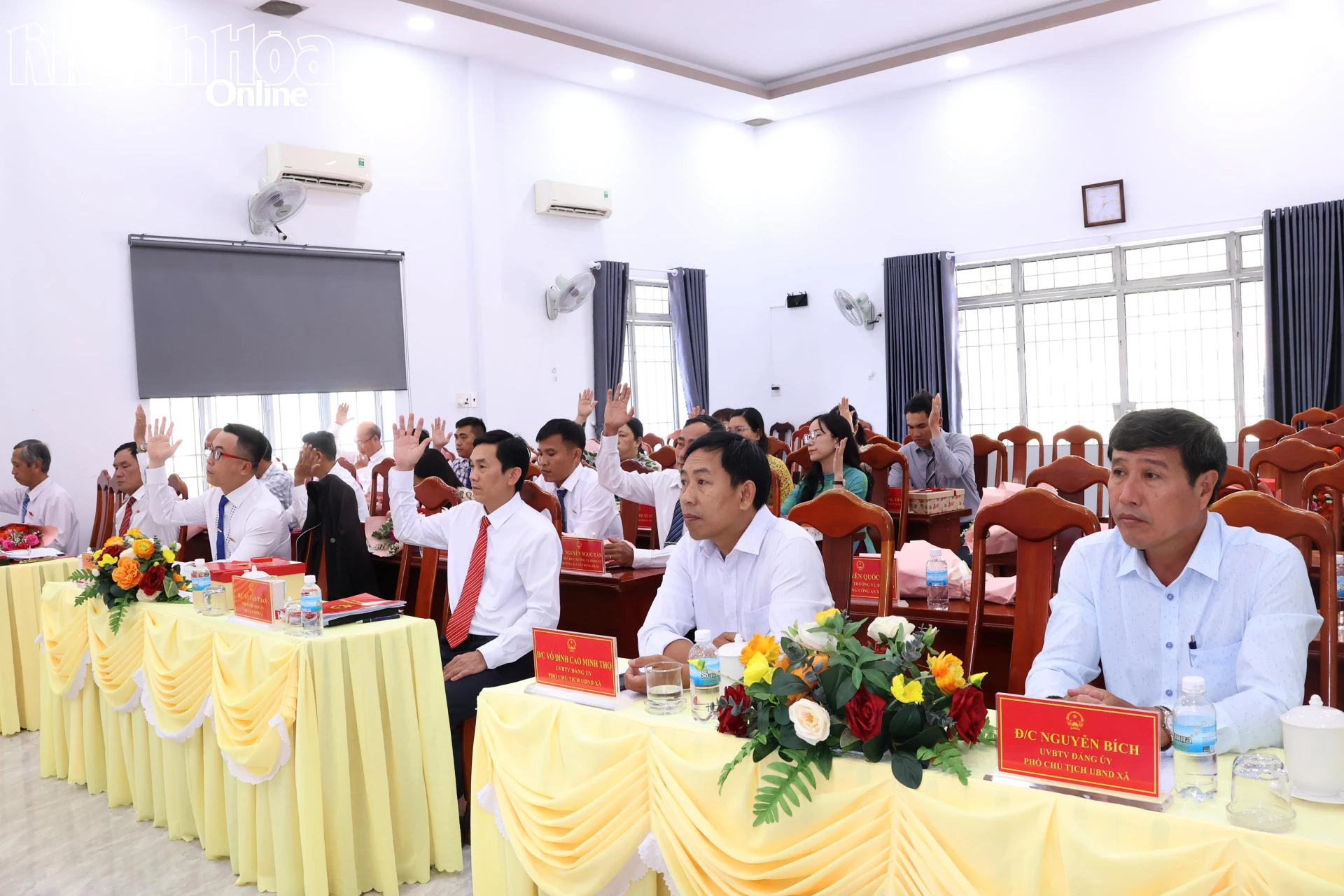 Các đại biểu biểu quyết thông qua nội dung kỳ họp.