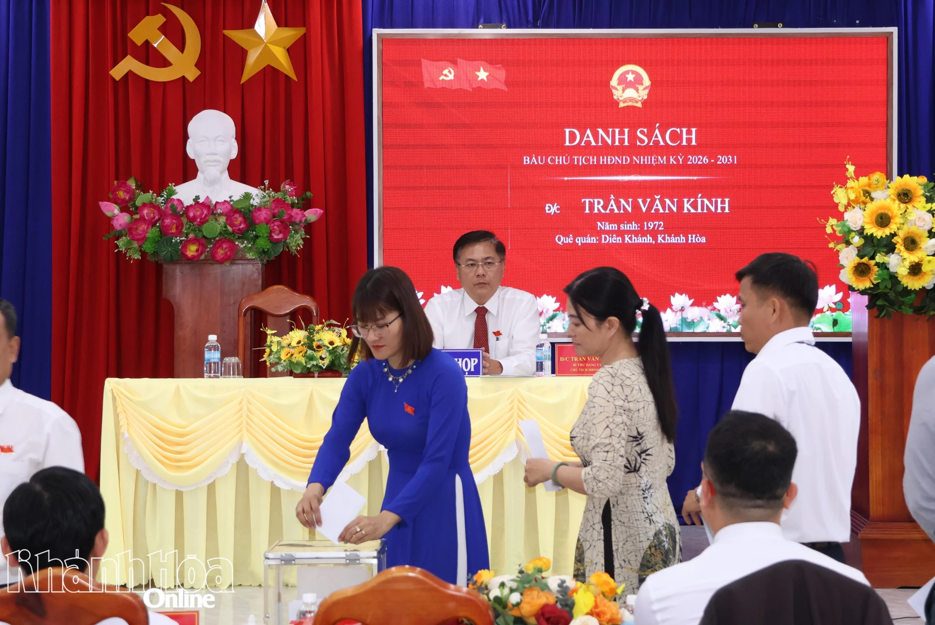 Các đại biểu bỏ phiếu bầu các chức danh của HĐND và UBND xã nhiệm kỳ 2026 - 2031.