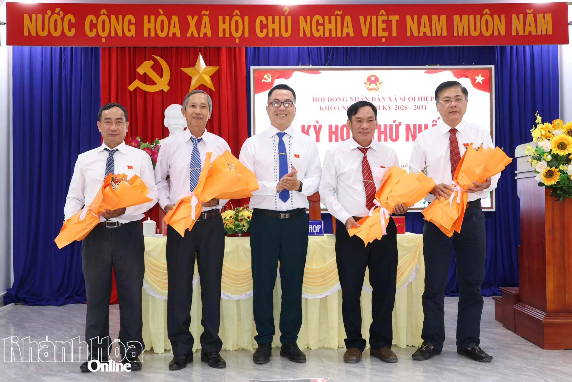 Thường trực HĐND xã Suối Hiệp ra mắt tại kỳ họp.