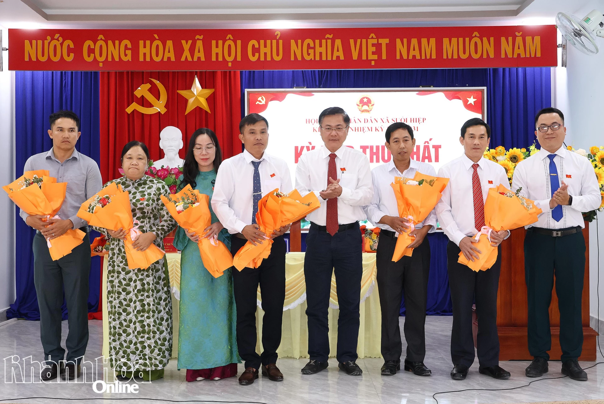 UBND, ủy viên UBND xã Suối Hiệp ra mắt tại kỳ họp.