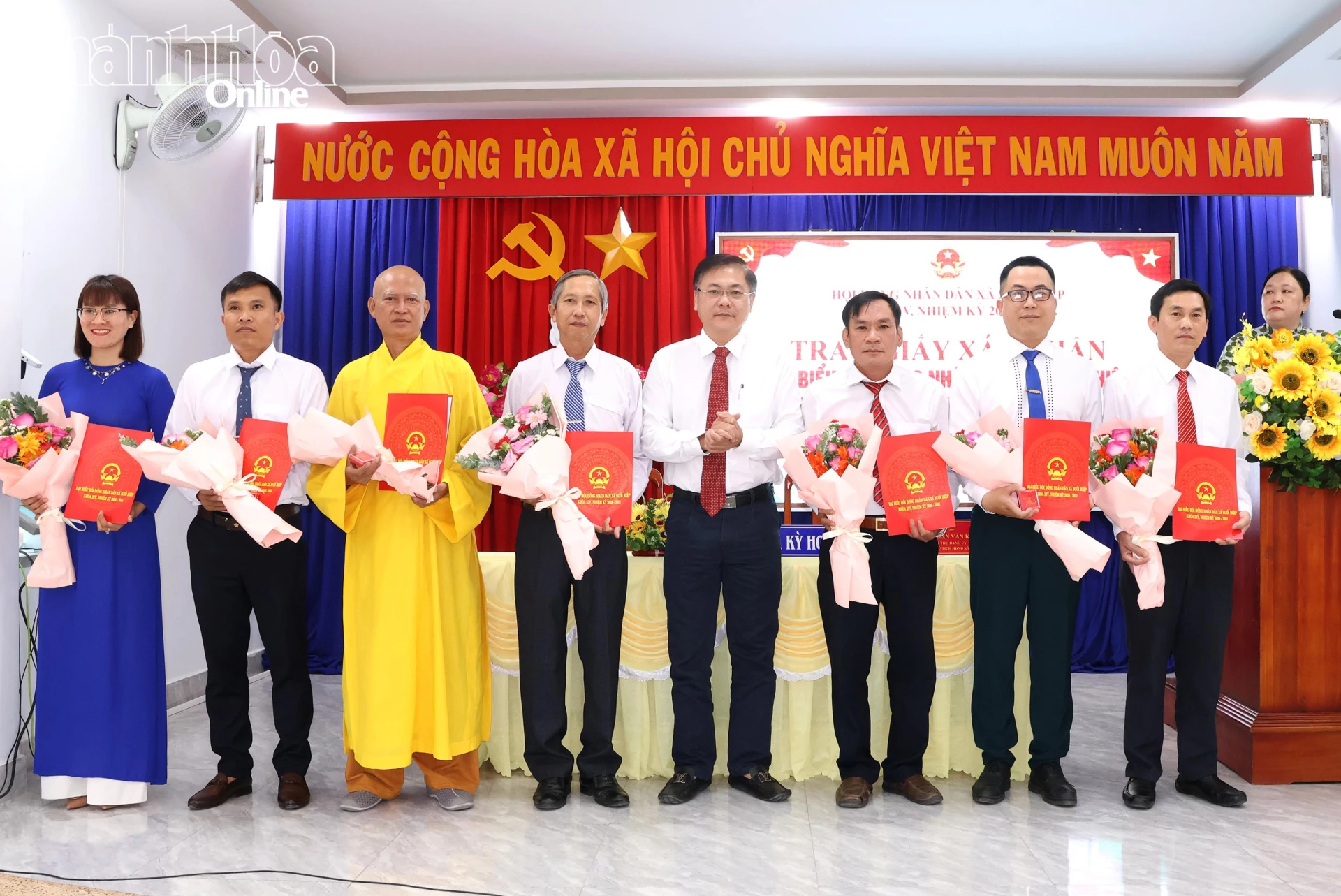 Trao giấy chứng nhận đại biểu HĐND phường Ninh Hòa khóa II, nhiệm kỳ 2026 - 2031.