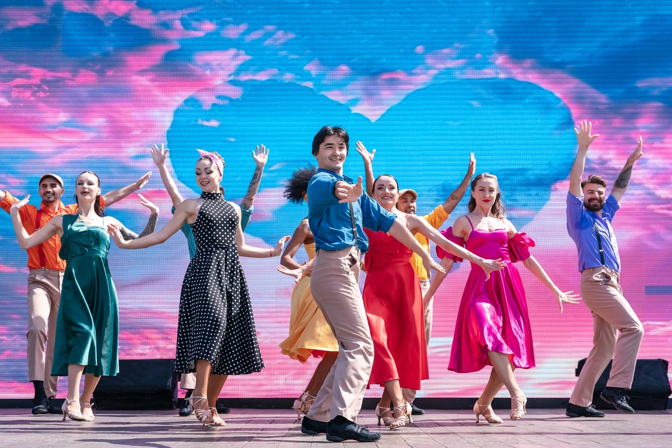 Những show diễn quốc tế lôi cuốn, ly kỳ sẽ mang đến cho du khách những cảm xúc mới mẻ trong hành trình du xuân