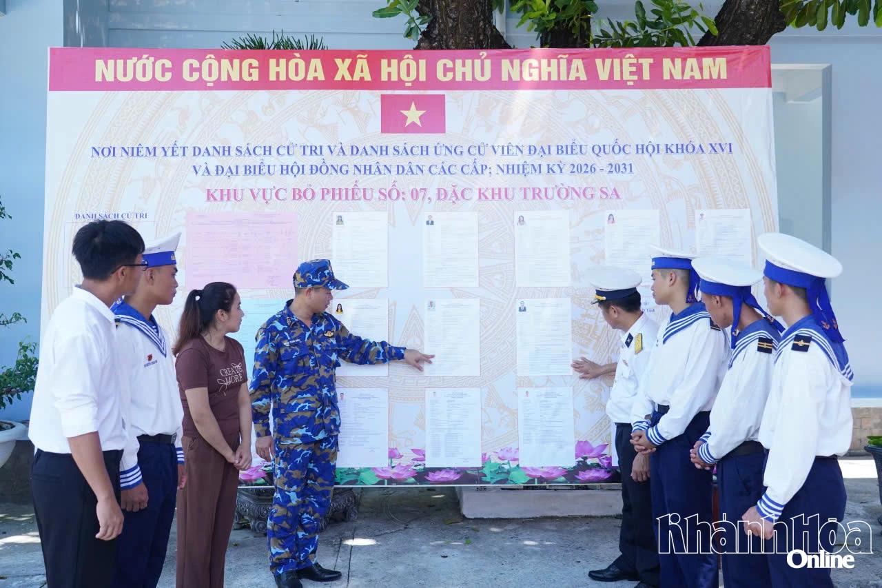 Cán bộ, chiến sĩ và người dân trên đảo Sinh Tồn tìm hiểu lý lịch
của các ứng cử viên đại biểu Quốc hội và đại biểu HĐND các cấp.