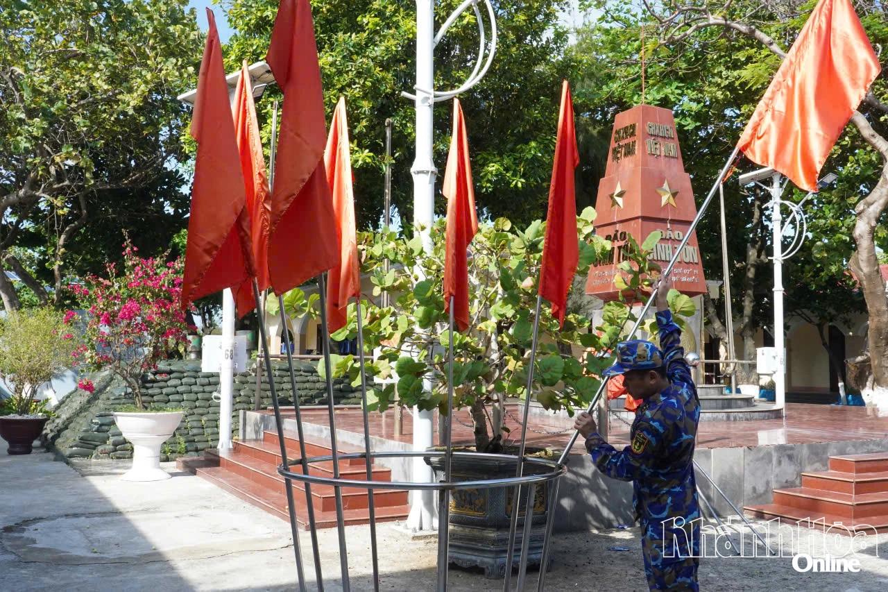 Trang trí cờ tại đảo Sinh Tồn.