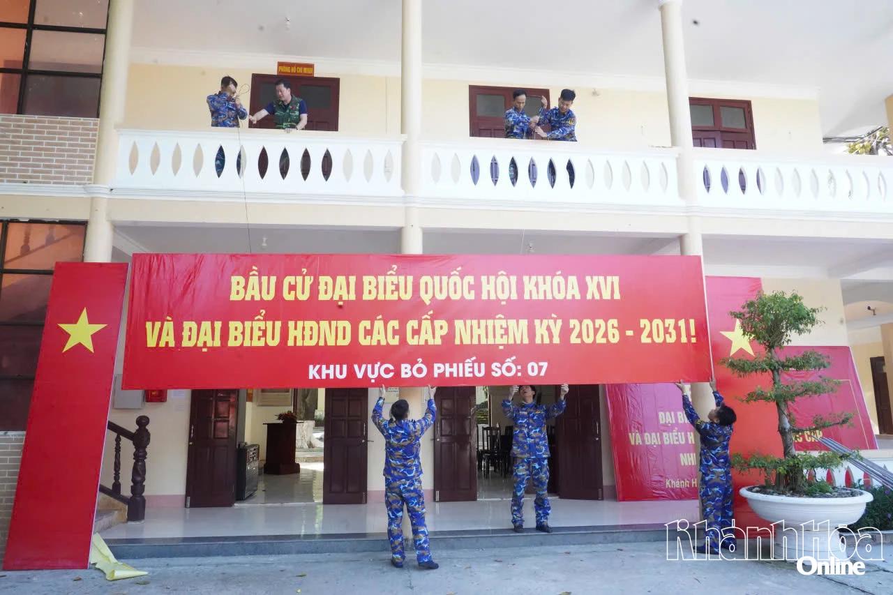 Treo pa-nô chào mừng ngày bầu cử.