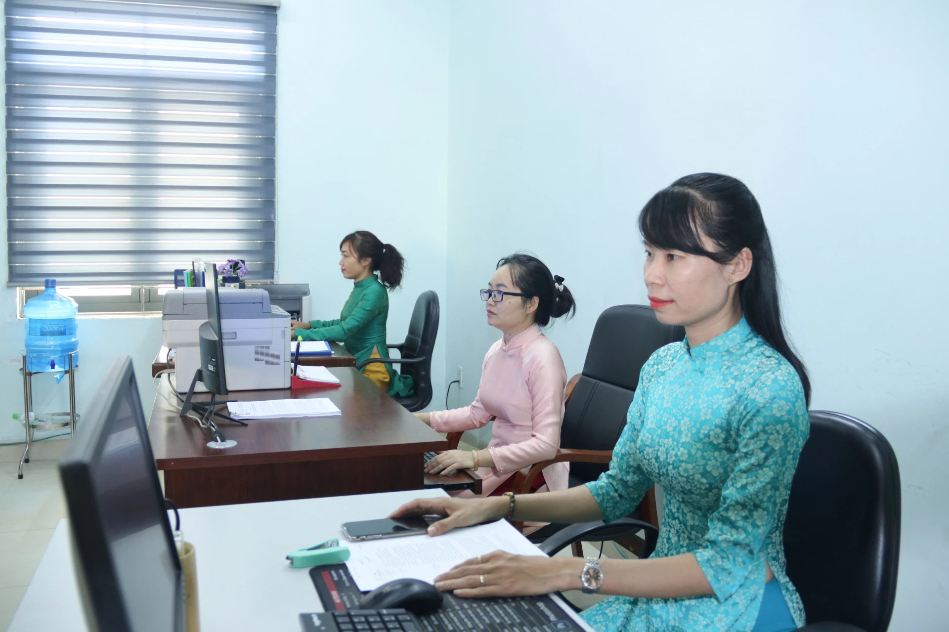 Cán bộ nữ của cơ quan Đảng ủy, Ủy ban MTTQ Việt Nam xã Tân Định mặc áo dài đi làm.