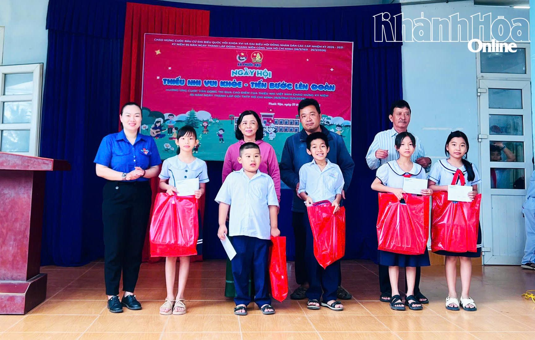 Đại diện Đoàn xã Phước Hậu tặng học bổng “Thắp sáng ước mơ” cho học sinh.