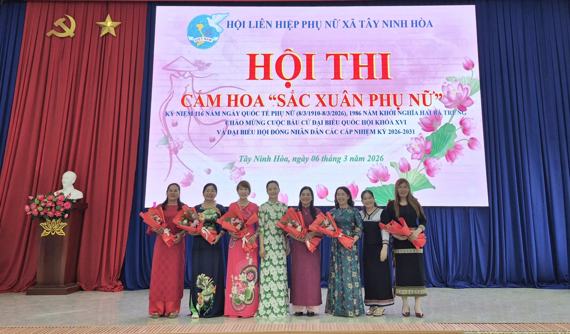 Lãnh đạo Hội Liên hiệp Phụ nữ xã tặng hoa cho các đội thi.