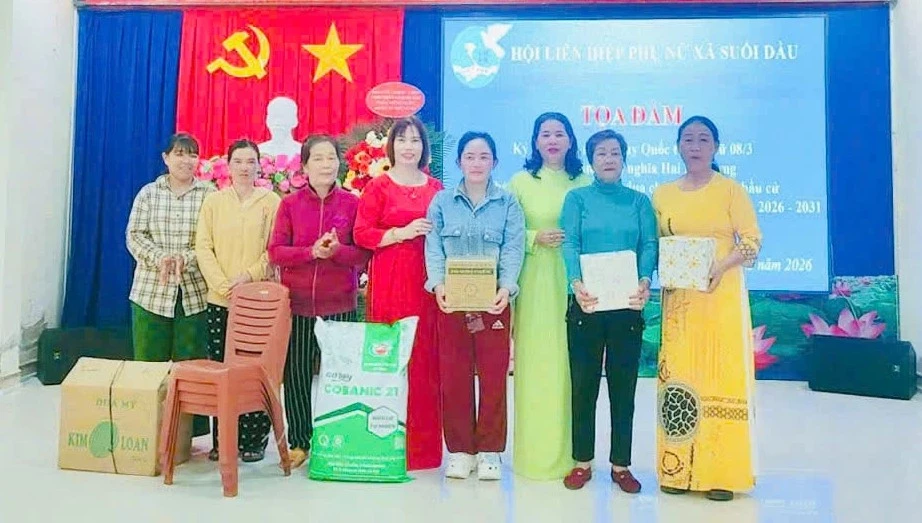 Hội Liên hiệp Phụ nữ xã trao sinh kế cho hội viên có hoàn cảnh khó khăn.