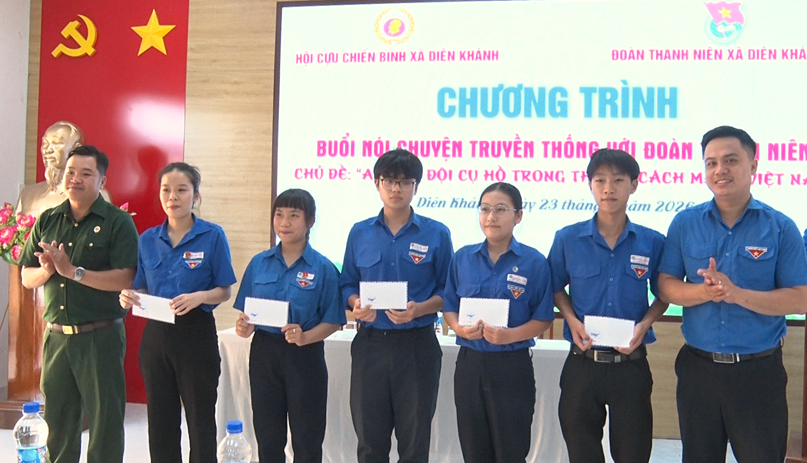 Tặng quà cho đoàn viên, thanh niên có hoàn cảnh khó khăn.