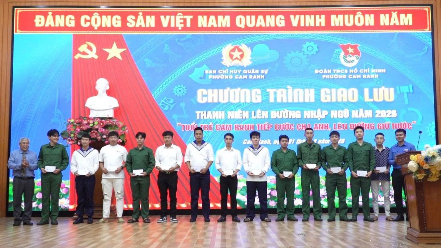 Lãnh đạo phường tặng quà động viên thanh niên lên đường nhập ngũ.