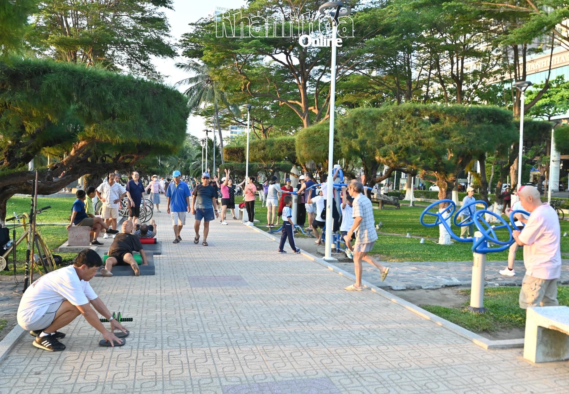 Tập thể dục ngoài trời.