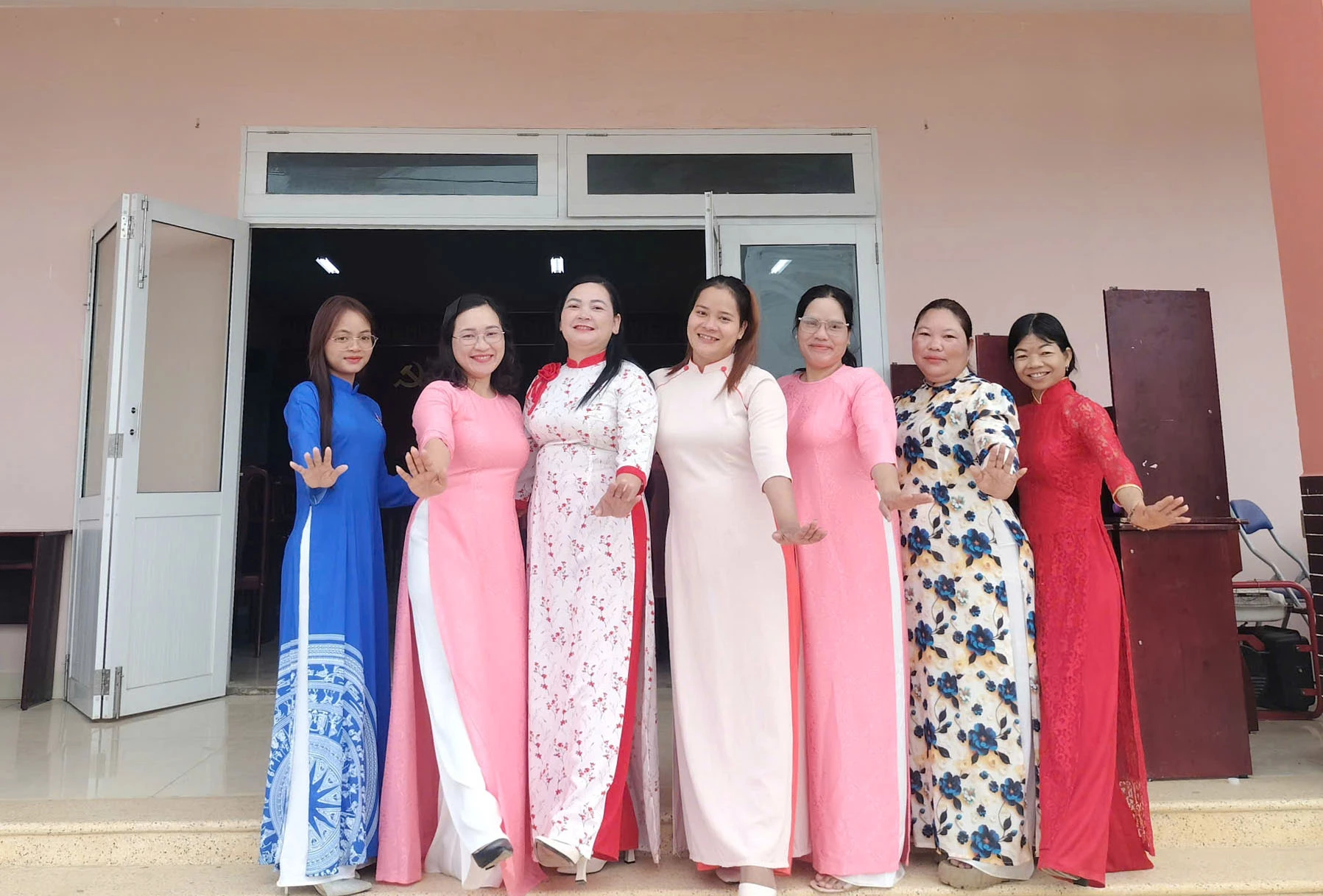 Chị em phụ nữ xã Tây Khánh Sơn lưu lại những khoảnh khắc vui tươi cùng áo dài.