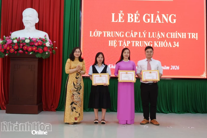 Bế giảng lớp trung cấp lý luận chính trị hệ tập trung khóa 34