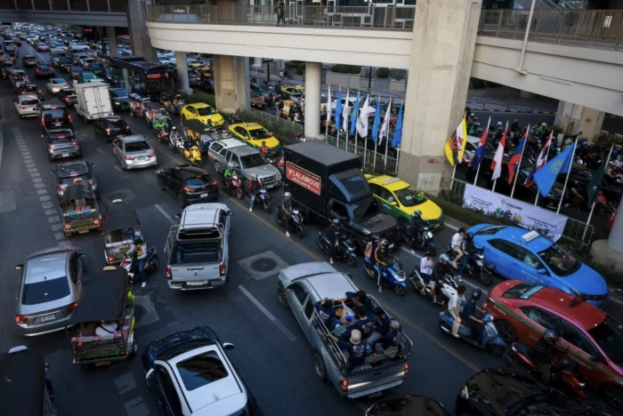 Thái Lan khuyến khích công chức đi thang bộ, làm việc tại nhà để tiết kiệm năng lượng