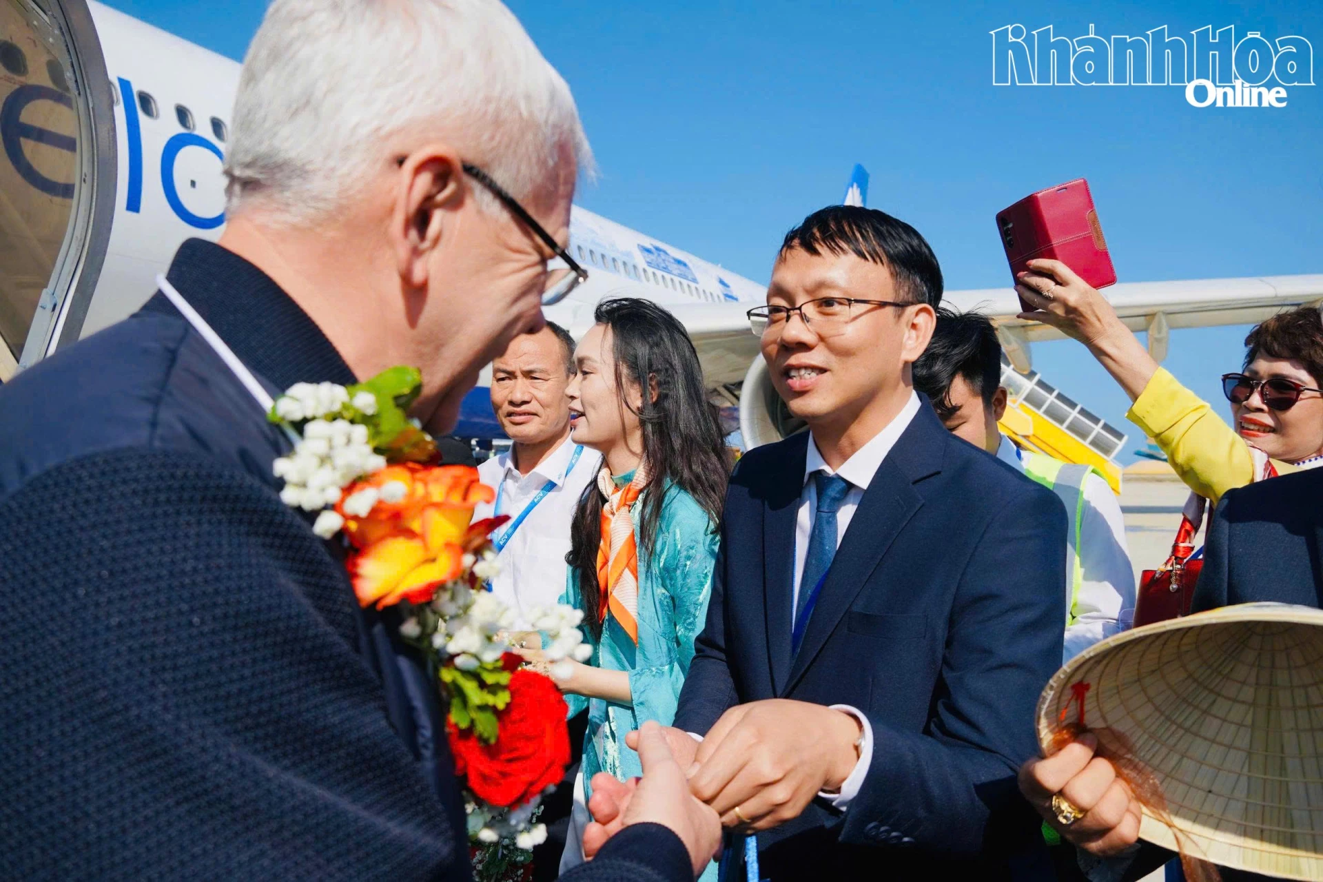 Phó Chủ tịch UNBD tỉnh Nguyễn Thanh Hà chào đón du khách Belarus