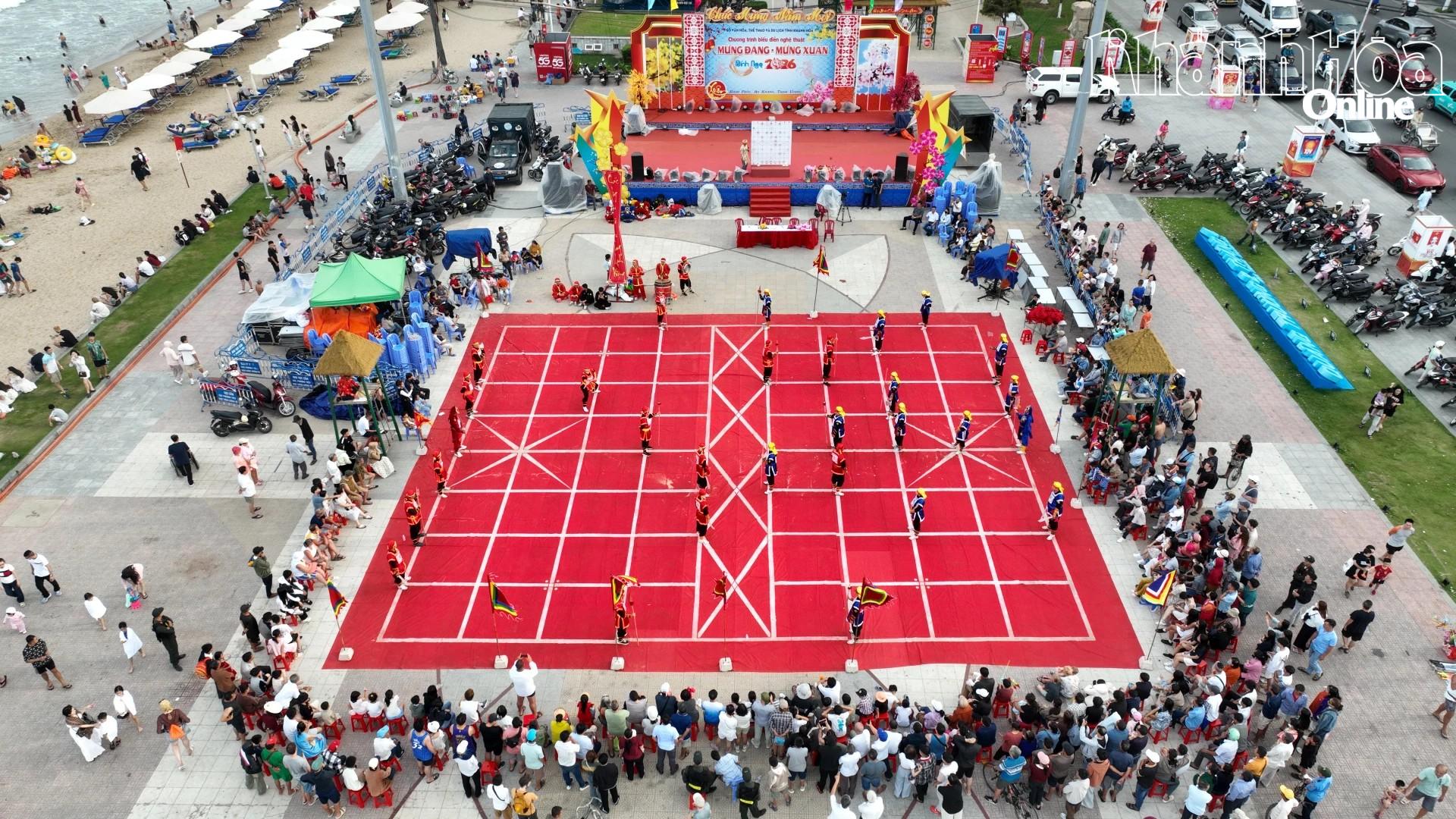 Thi đấu cờ người.