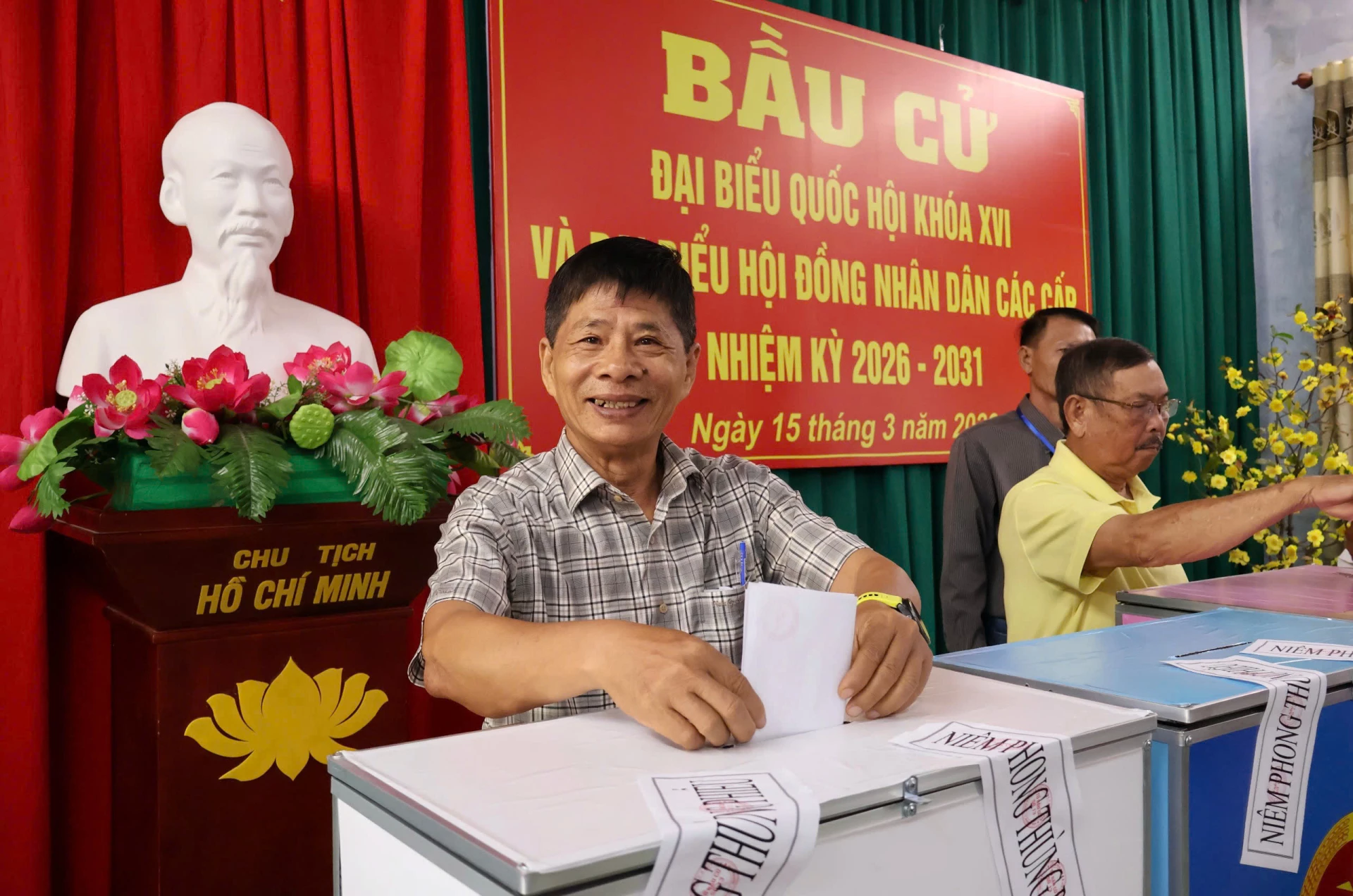 Cử tri phường Phan Rang đi bỏ phiếu. Ảnh: Thái Thịnh.