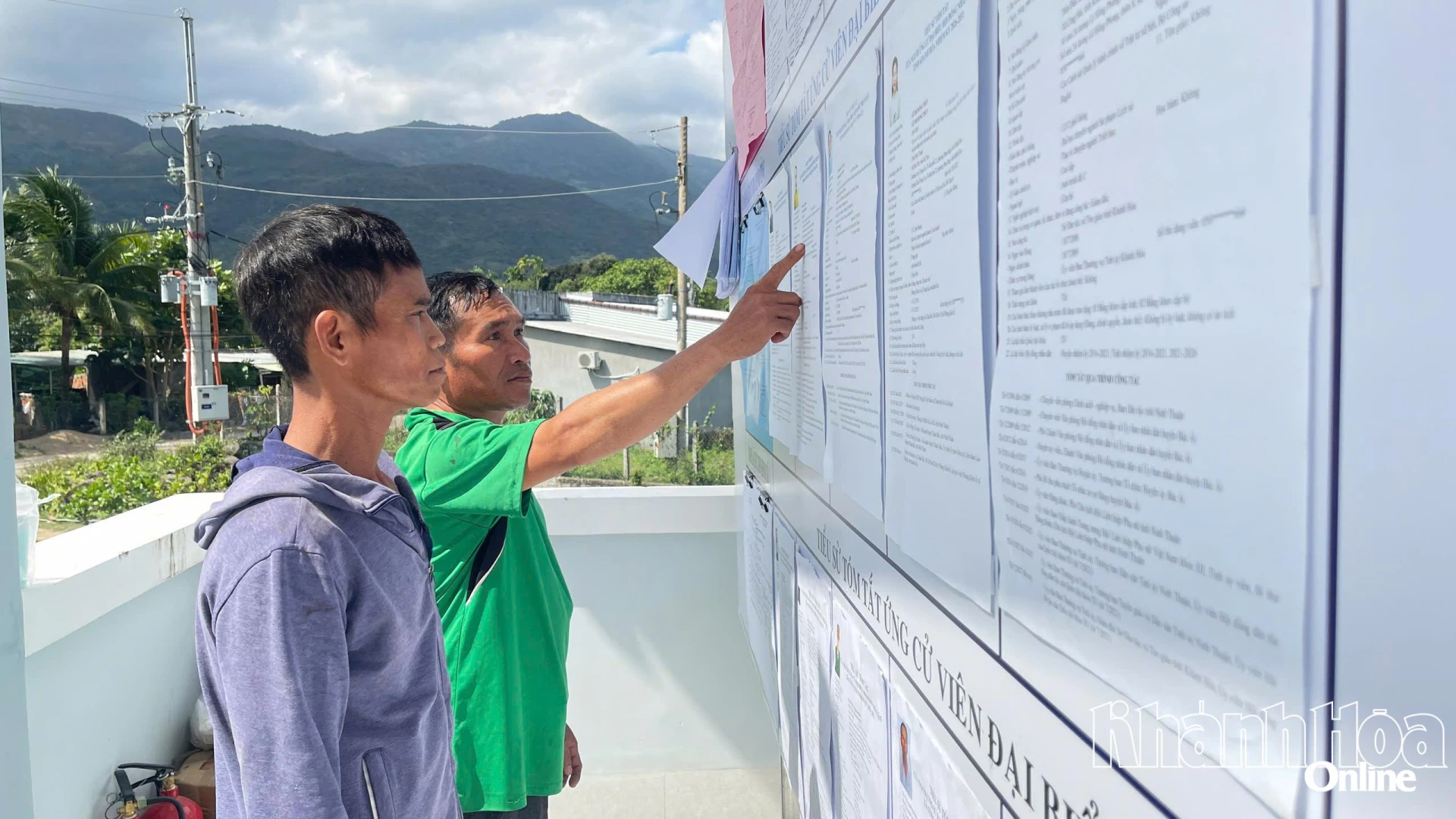 Cử tri thôn Tập Lá (xã Phước Chiền) sau giờ lên rẫy trah thủ xem, tìm hiểu thông tin về các ứng cử viên