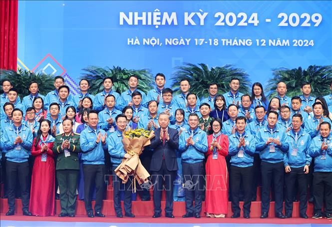 Tổng Bí thư Tô Lâm tặng hoa chúc mừng Ủy ban Trung ương Hội Liên hiệp Thanh niên Việt Nam khóa IX, nhiệm kỳ 2024 - 2029.