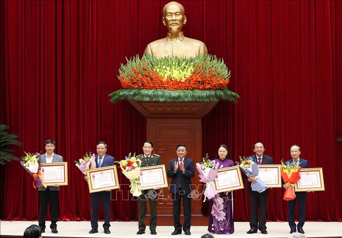 Ủy viên Bộ Chính trị, Thường trực Ban Bí thư Trần Cẩm Tú trao Huân chương Lao động hạng Nhất cho các đơn vị có thành tích xuất sắc, đột xuất trong công tác tham mưu, tổ chức, phục vụ Đại hội XIV của Đảng. Ảnh: Phương Hoa/TTXVN