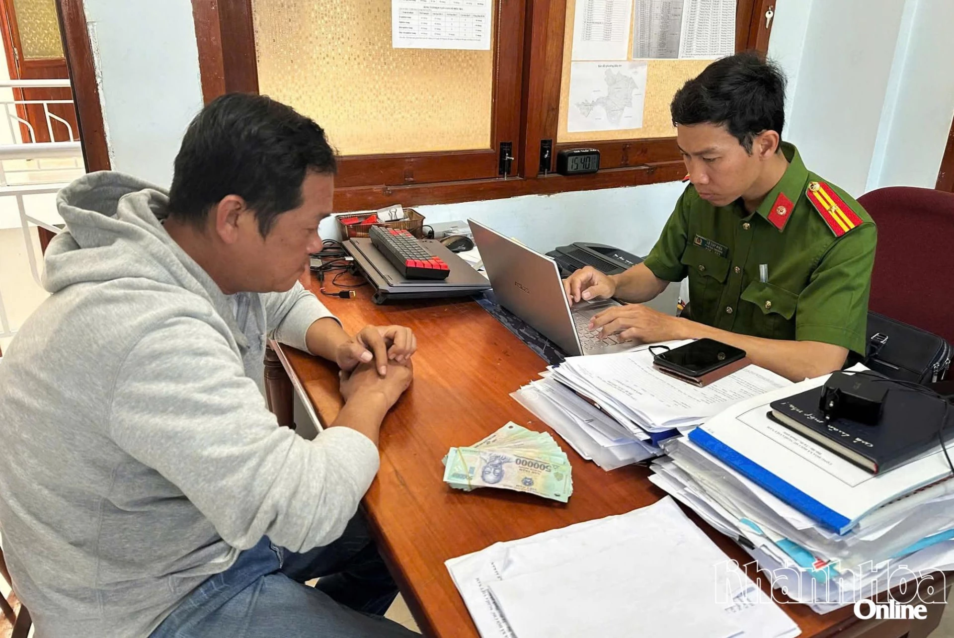 Đối tượng Trần Trung Toán cùng tang vật vụ trộm tại Công an phường Bảo An.