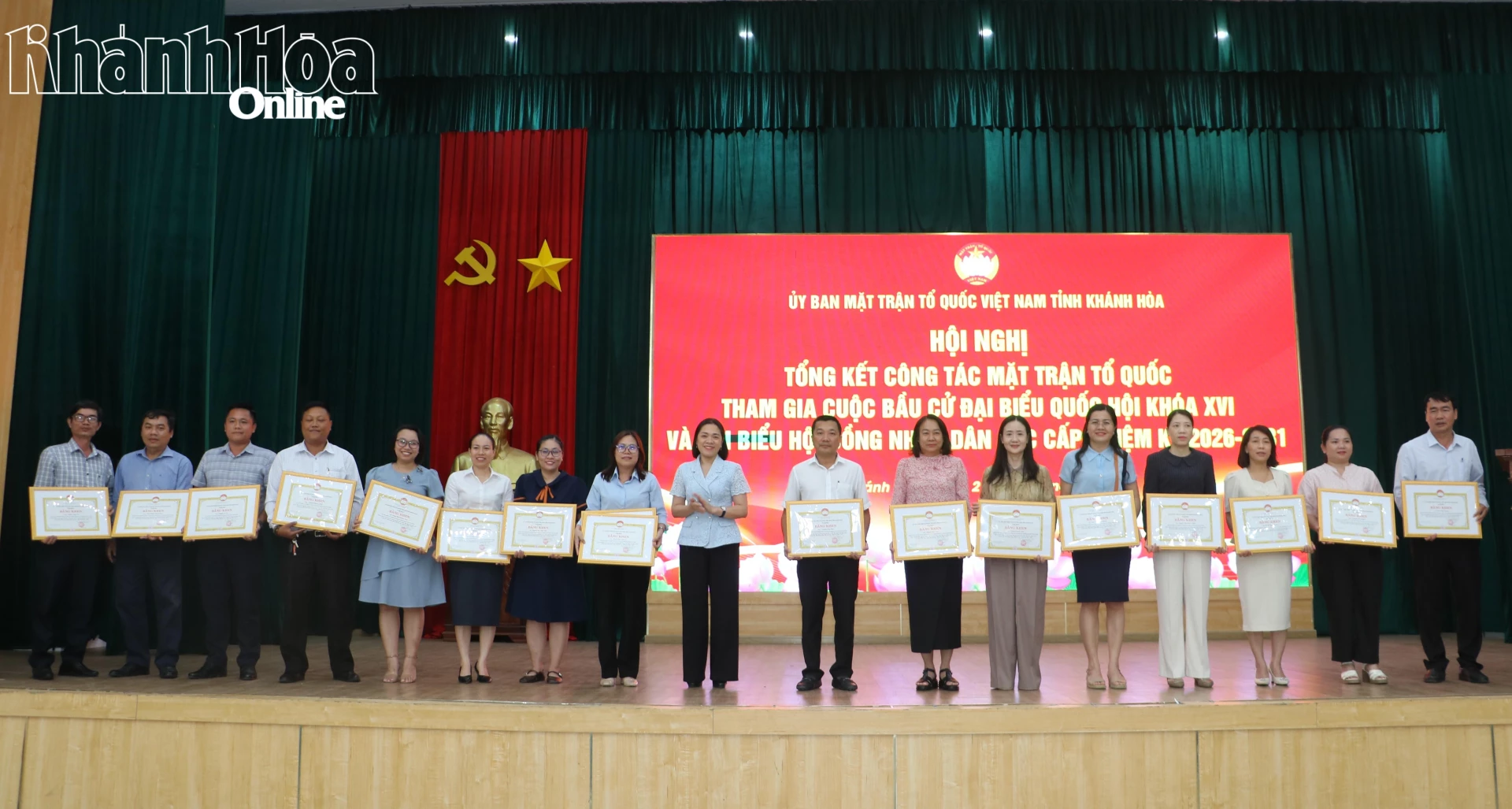 Đồng chí Trần Thu Mai trao bằng khen cho các cá nhân.