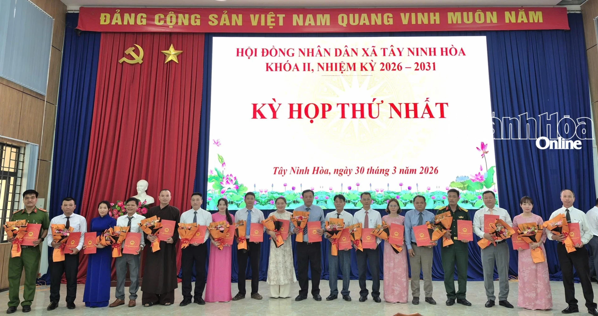 Trao giấy chứng nhận đại biểu HDND xã Hòa Trí khóa II, nhiệm kỳ 2026-2031.