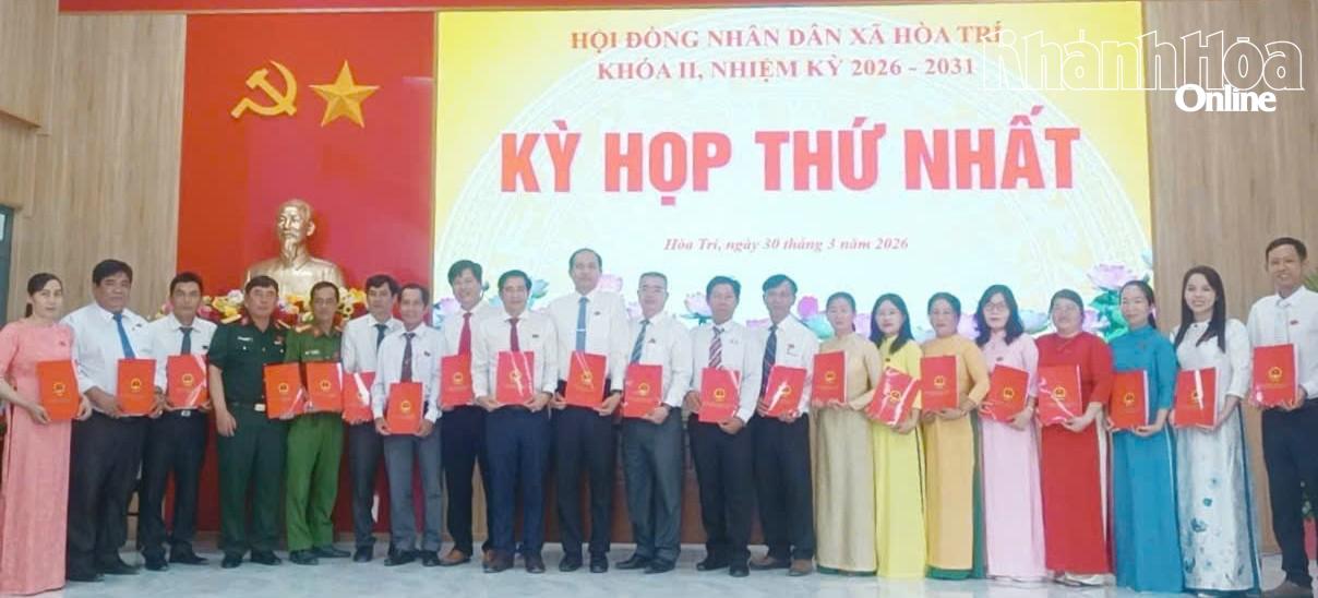 Trao giấy chứng nhận đại biểu HDND xã Hòa Trí khóa II, nhiệm kỳ 2026-2031.