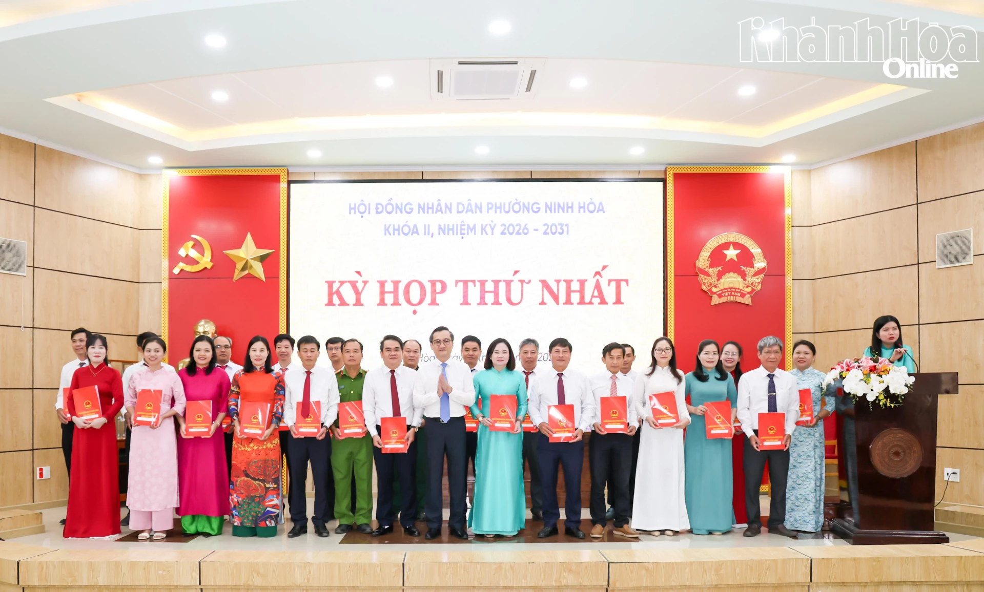 Trao giấy chứng nhận đại biểu HĐND phường Ninh Hòa khóa II, nhiệm kỳ 2026-2031