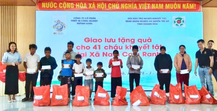 Trao 241 suất quà cho hộ nghèo, cận nghèo và trẻ em khuyết tật tại xã Nam Cam Ranh