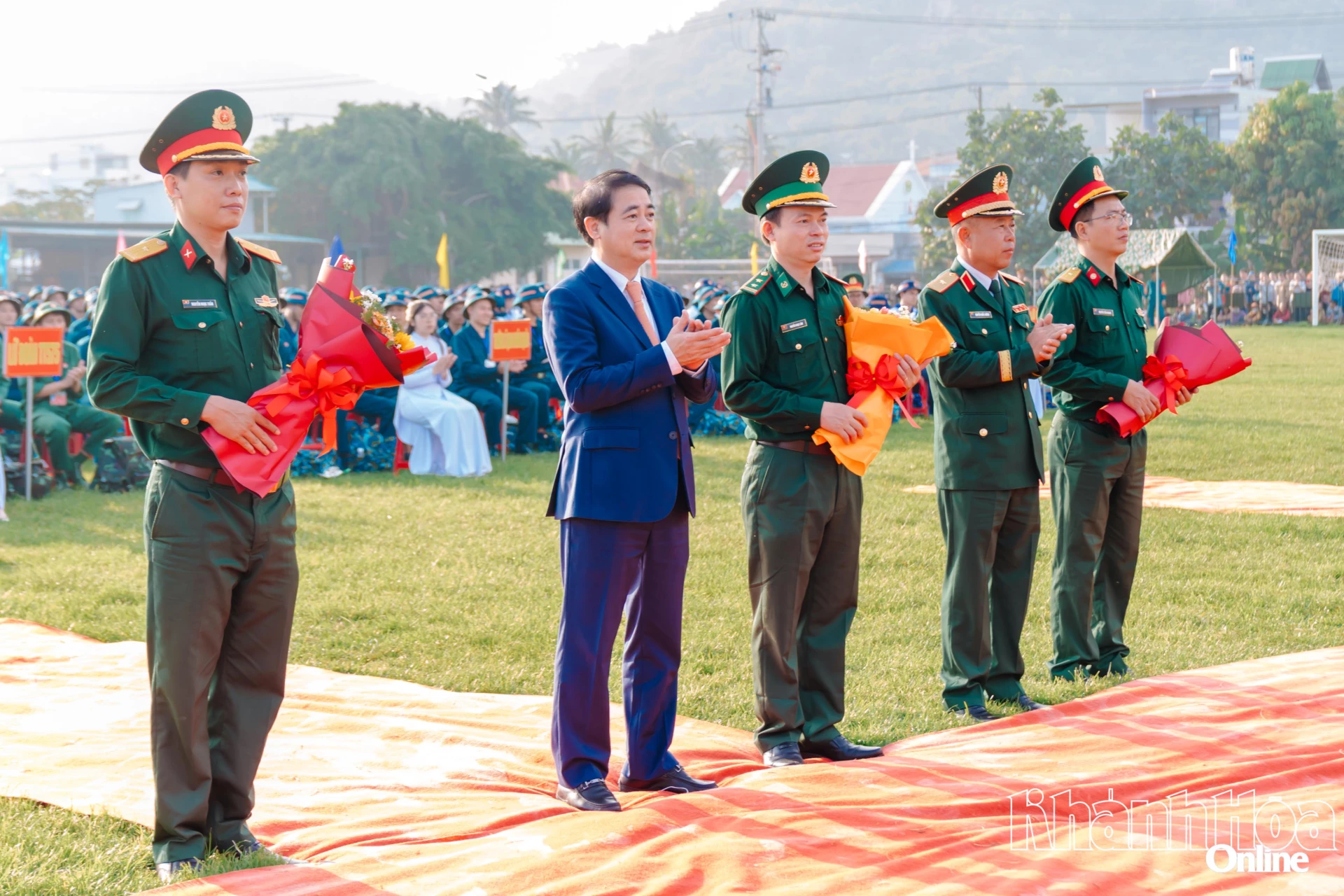 Bí thư Tỉnh ủy Nghiêm Xuân Thành tặng hoa cho các đơn vị nhận quân.