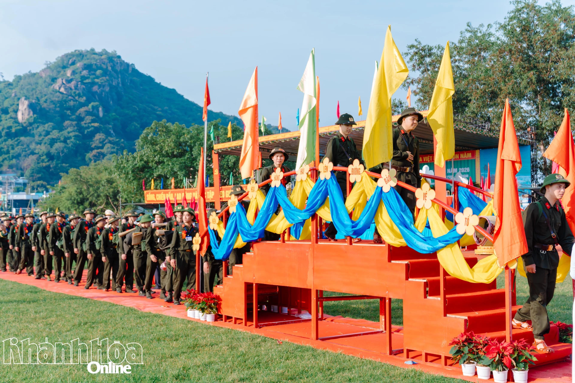 Các tân binh bước qua cầu vinh quang lên đường nhập ngũ. Ảnh: MINH TRỰC