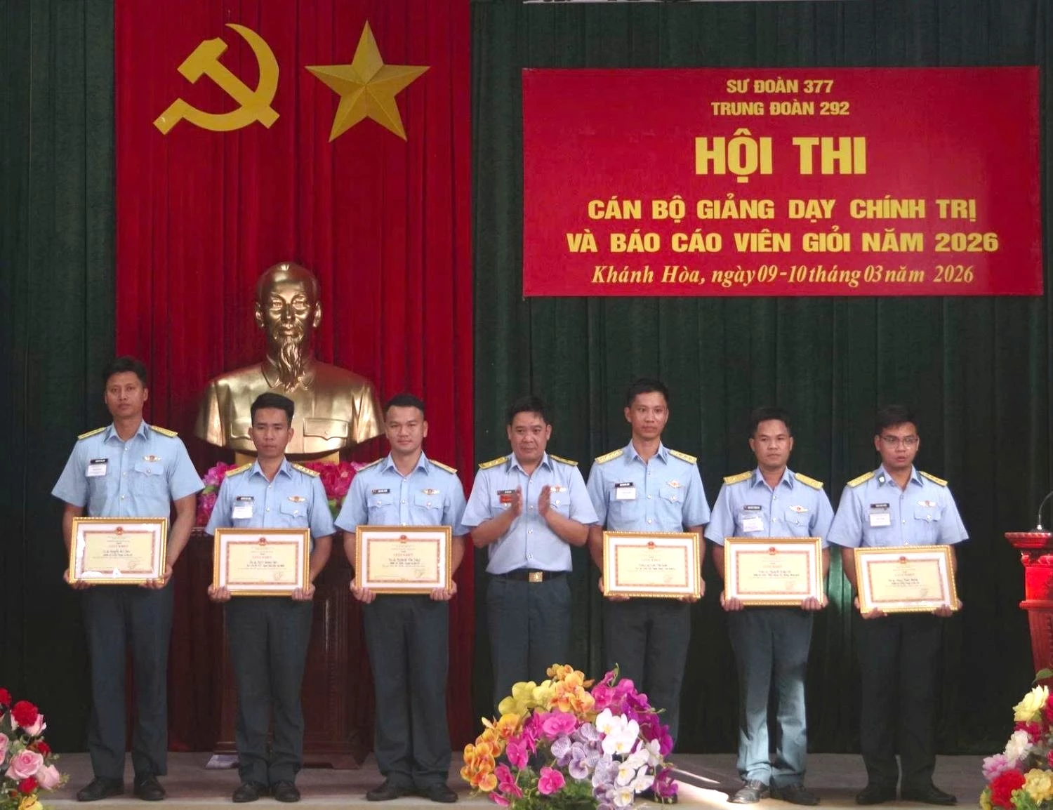 Lãnh đạo Trung đoàn 292 trao thưởng cho các thí sinh đạt thành tích cao.