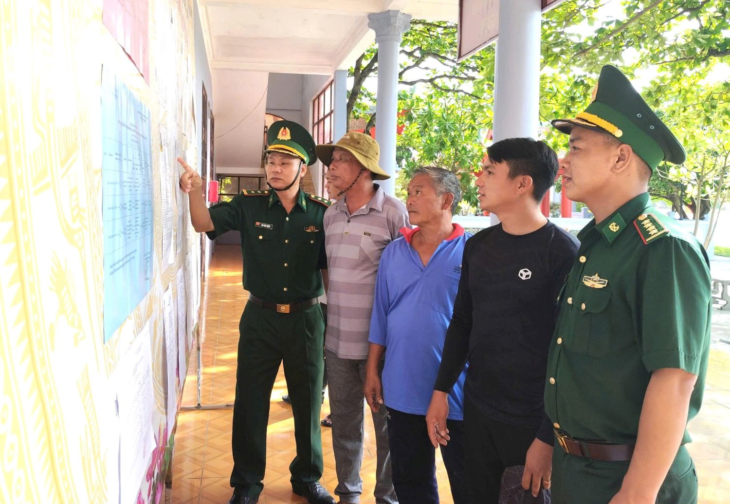 Cán bộ, chiến sĩ Đồn Biên phòng Trường Sa tuyên truyền, hướng dẫn ngư dân tìm hiểu danh sách cử tri và các thông tin về cuộc bầu cử đại biểu Quốc hội và Hội đồng nhân dân các cấp.