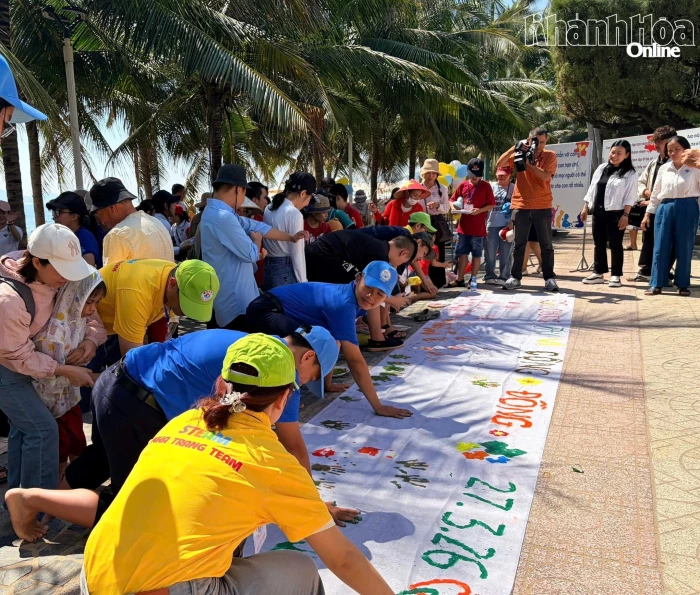 Hơn 50 học sinh khuyết tật tham gia hoạt động trải nghiệm tại biển Nha Trang