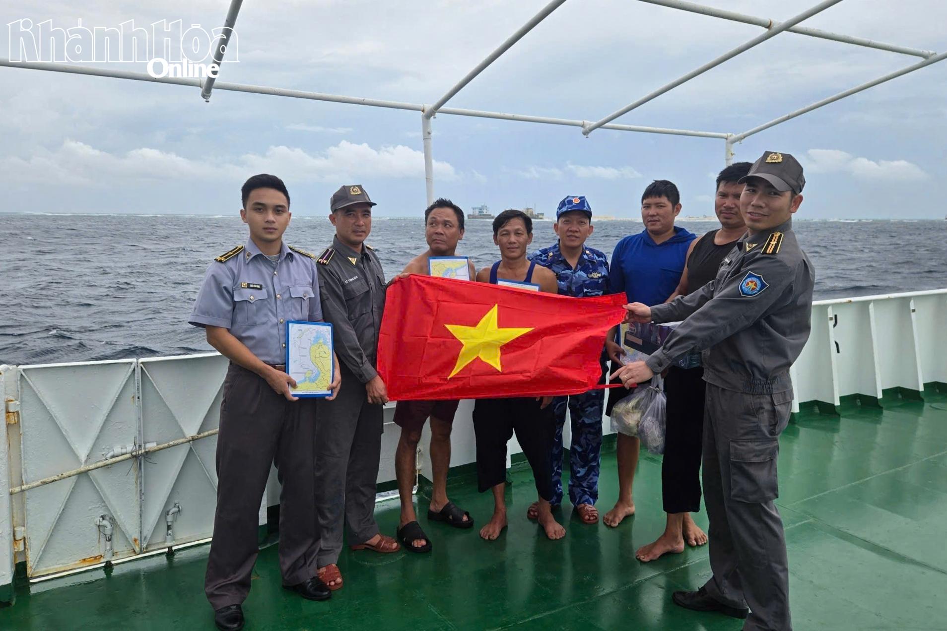 Cán bộ, thủy thủ Chi đội Kiểm ngư số 4 tuyên truyền chống khai thác IUU và tặng cờ Tổ quốc cho ngư dân khai thác hải sản tại Trường Sa.