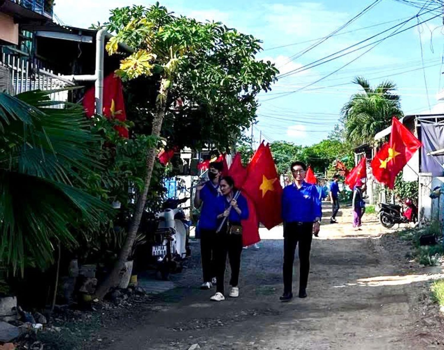 Đoàn Thanh niên phường Cam Linh thực hiện việc treo cờ trên các tuyến đường.