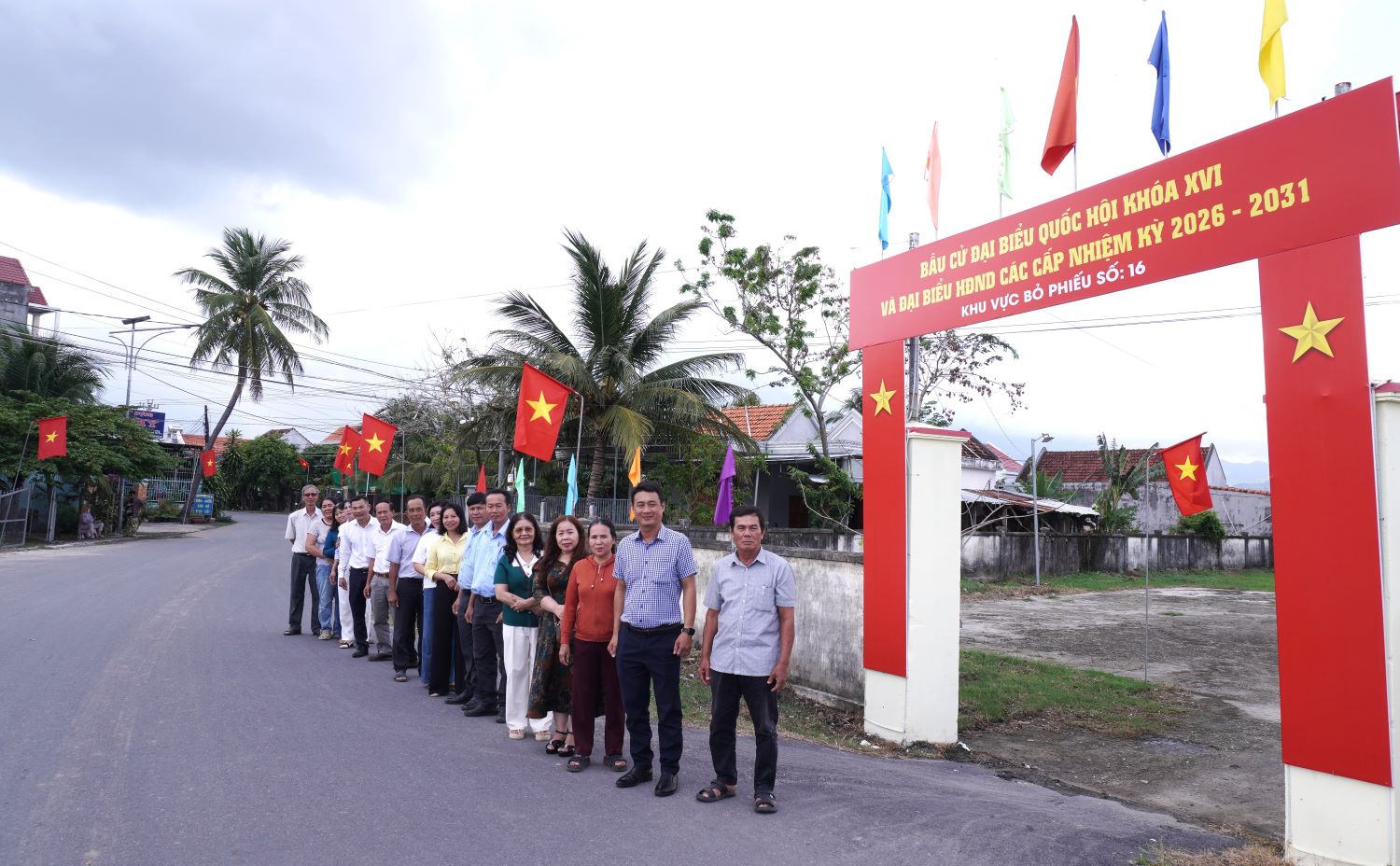 Các đại biểu chụp hình lưu niệm trên “Tuyến đường cờ Tổ quốc”.