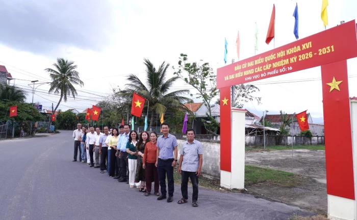 Báo Người Lao Động tặng 500 lá cờ Tổ quốc cho xã Vạn Ninh