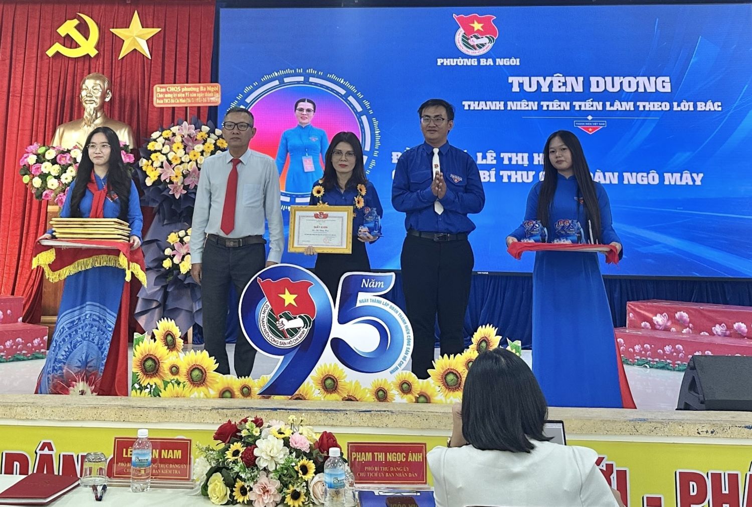Tuyên dương thanh niên tiêu biểu.