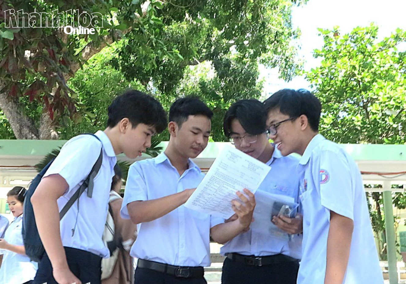 Học sinh trao đổi sau buổi thi môn tiếng Anh tại kỳ thi vào lớp 10 năm học 2025 - 2026.