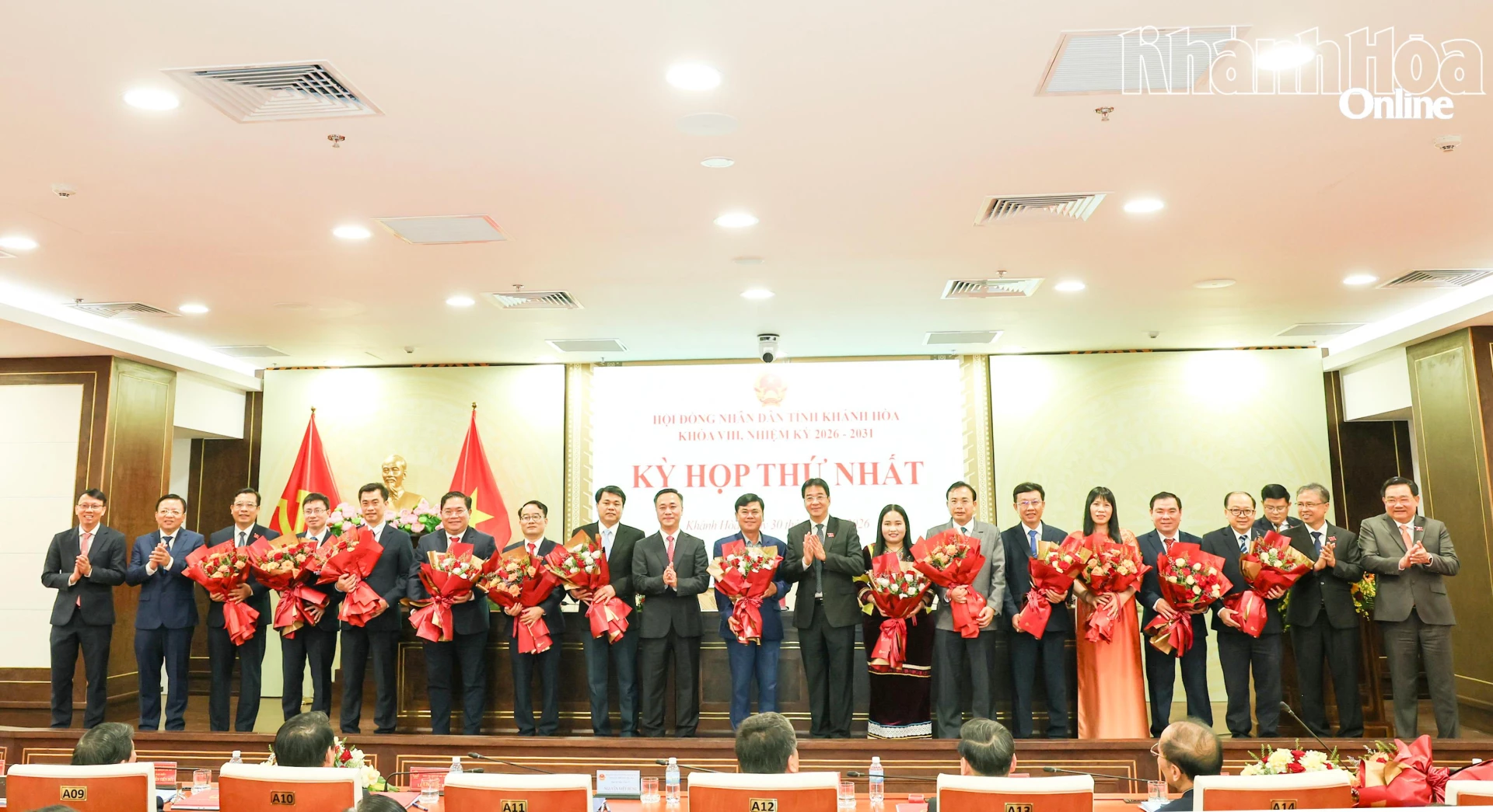 Các đồng chí lãnh đạo tỉnh tỉnh tặng hoa cho các Ủy viên UBND tỉnh nhiệm kỳ 2026-2031