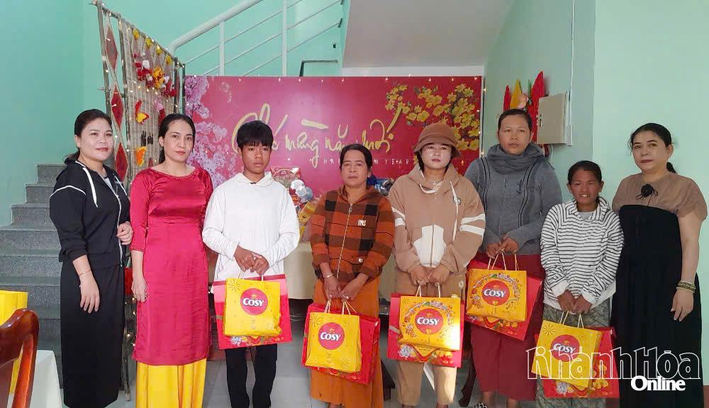 Những "bông hồng thắp lửa" - Báo Khánh Hòa