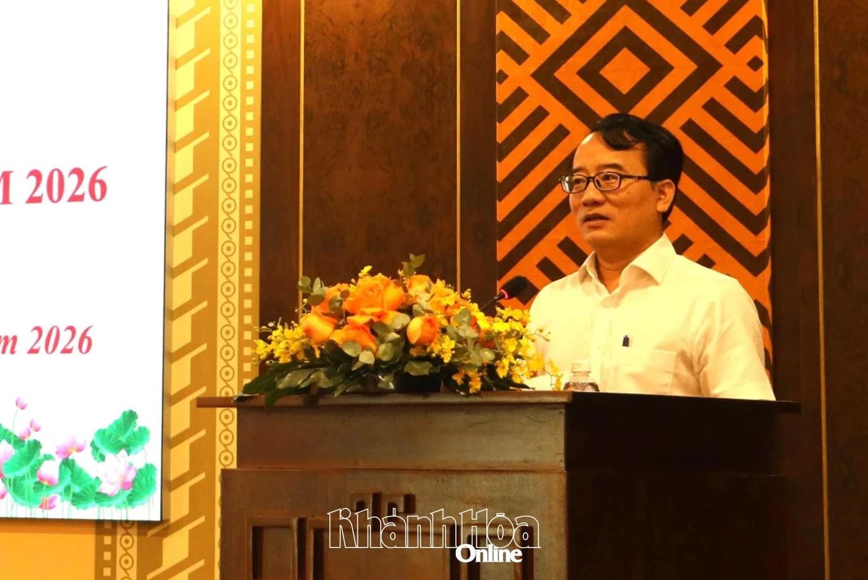 Đồng chí Võ Chí Vương báo cáo tại hội nghị.